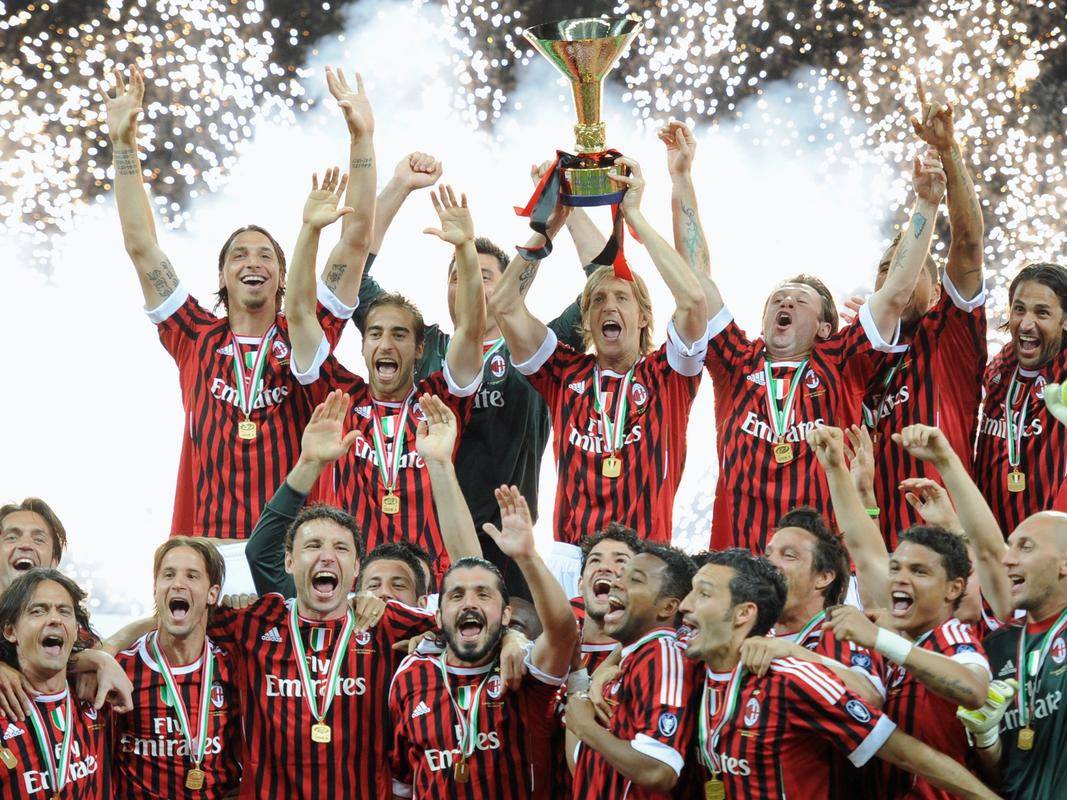 包含AC米兰客场击败巴黎圣日耳曼，晋级欧冠四强的词条