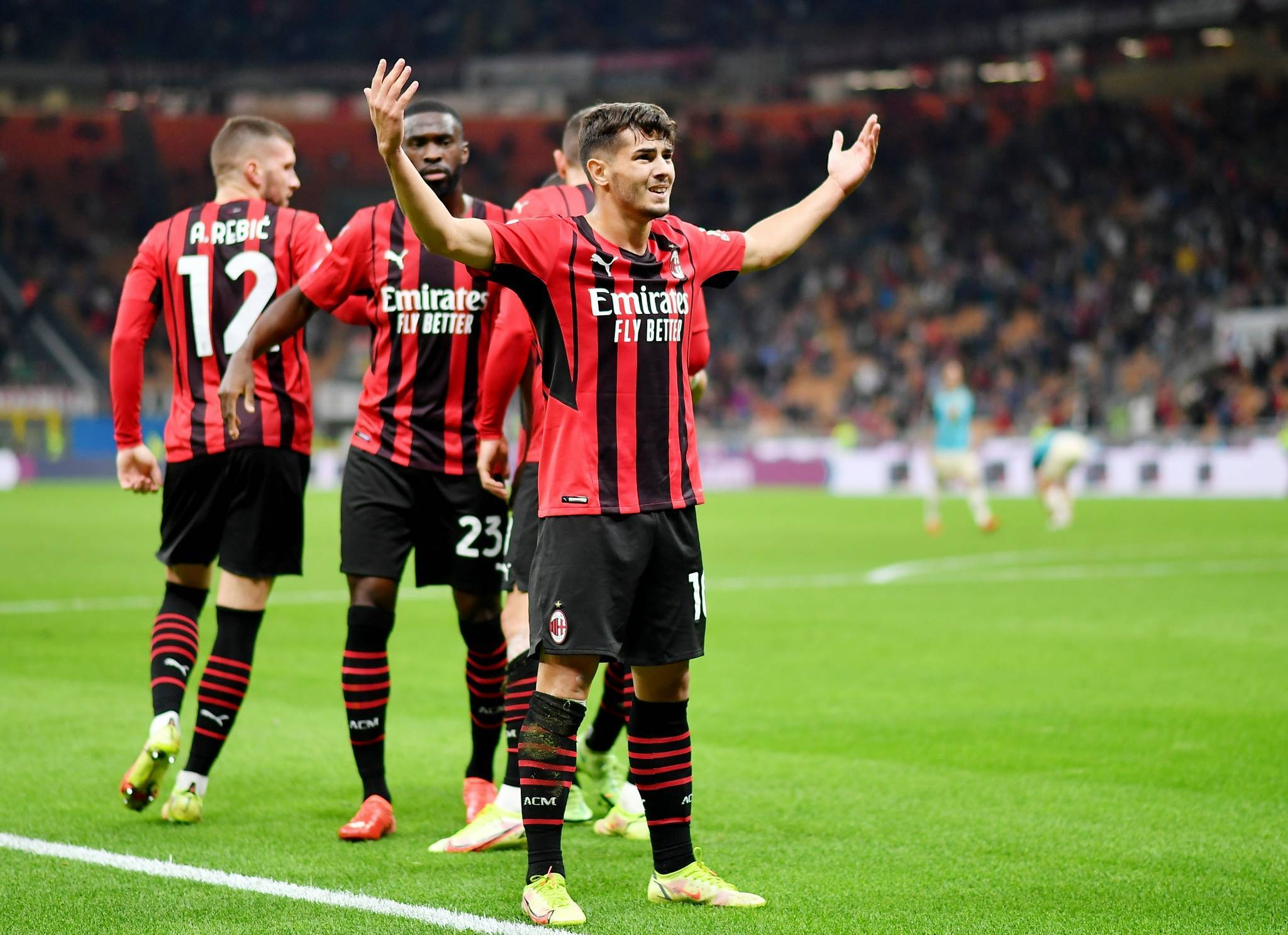 包含AC米兰客场击败巴黎圣日耳曼，晋级欧冠四强的词条