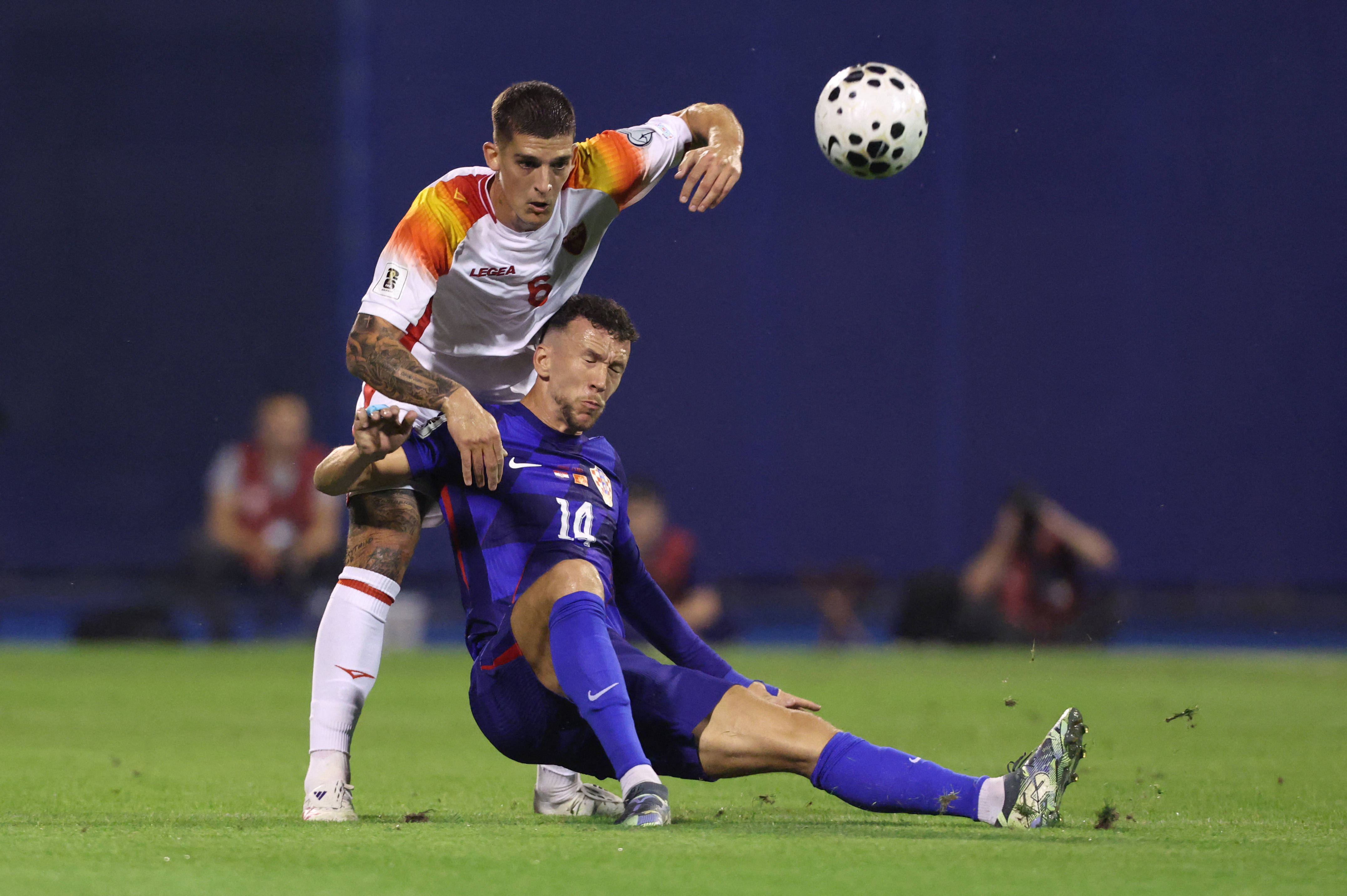 包含克罗地亚足球队在欧洲预选赛中战绩出色，锁定晋级的词条