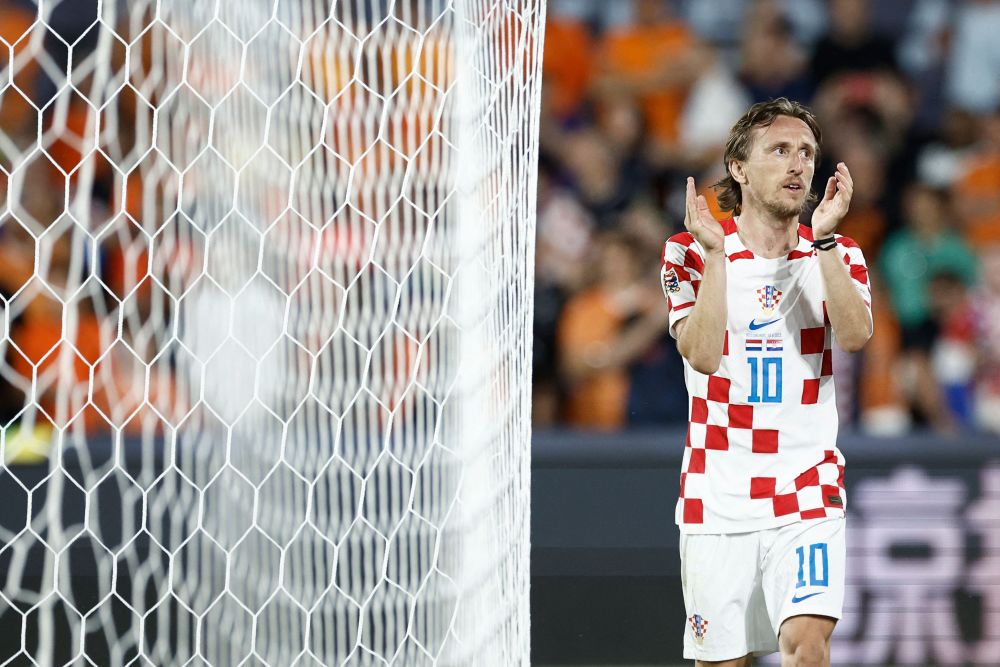 包含克罗地亚足球队在欧洲预选赛中战绩出色，锁定晋级的词条