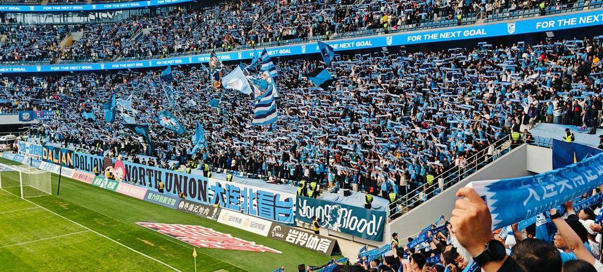 高水平比赛场面激烈,观众欢呼连连 高水平比赛场面激烈,观众欢呼连连