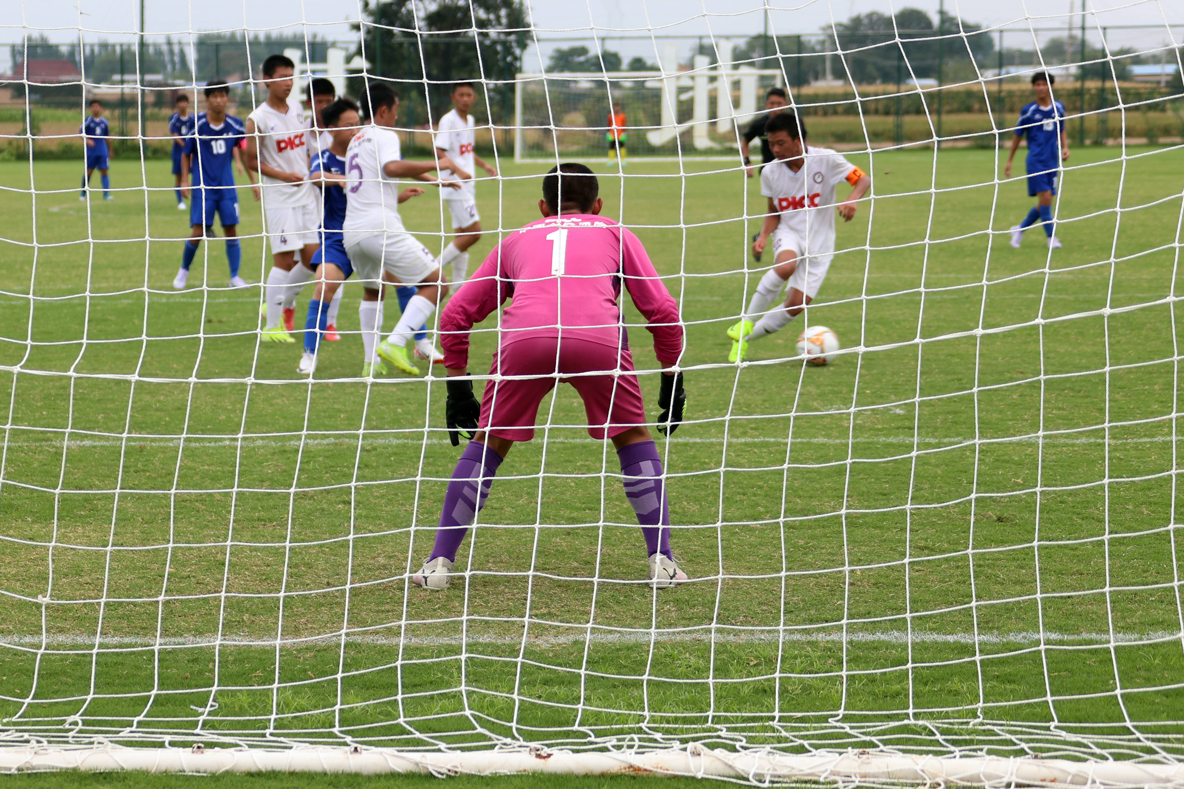 关于英格兰足球名宿支持地方社区青少年足球活动的信息