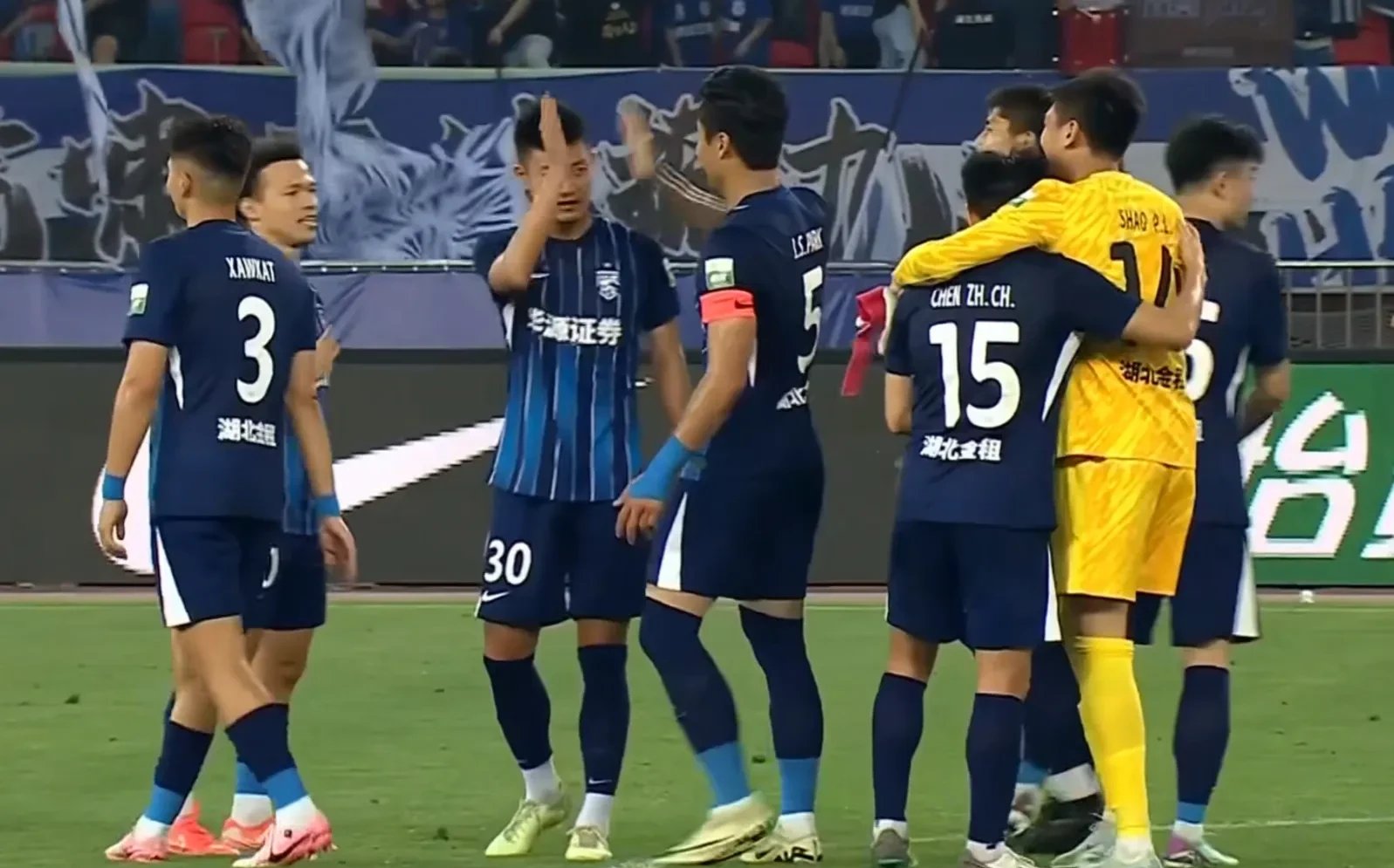 包含球队战术调整取得显著成效实力大增的词条