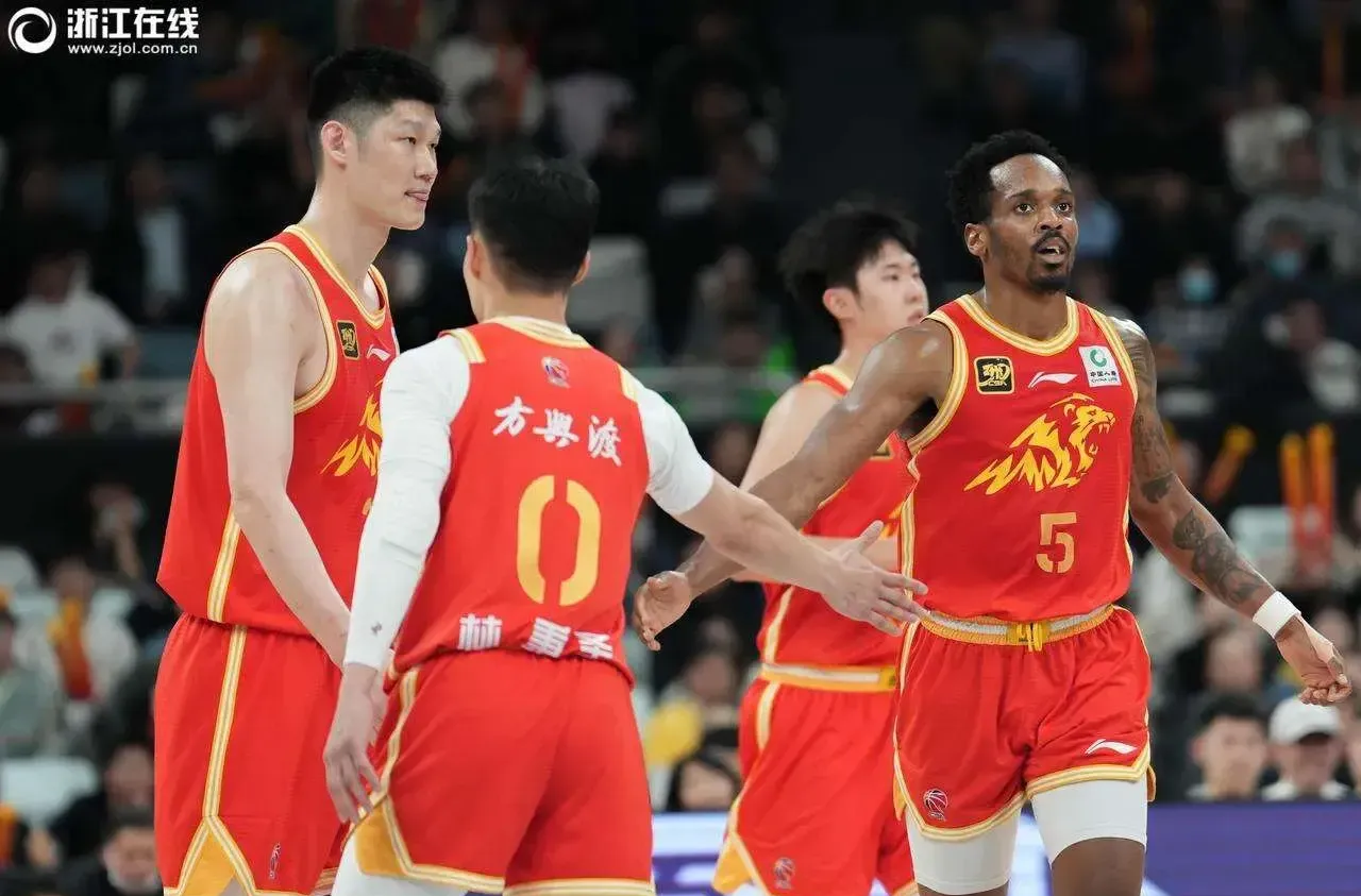 北京队与江苏队对决，北京队整体态势稳定