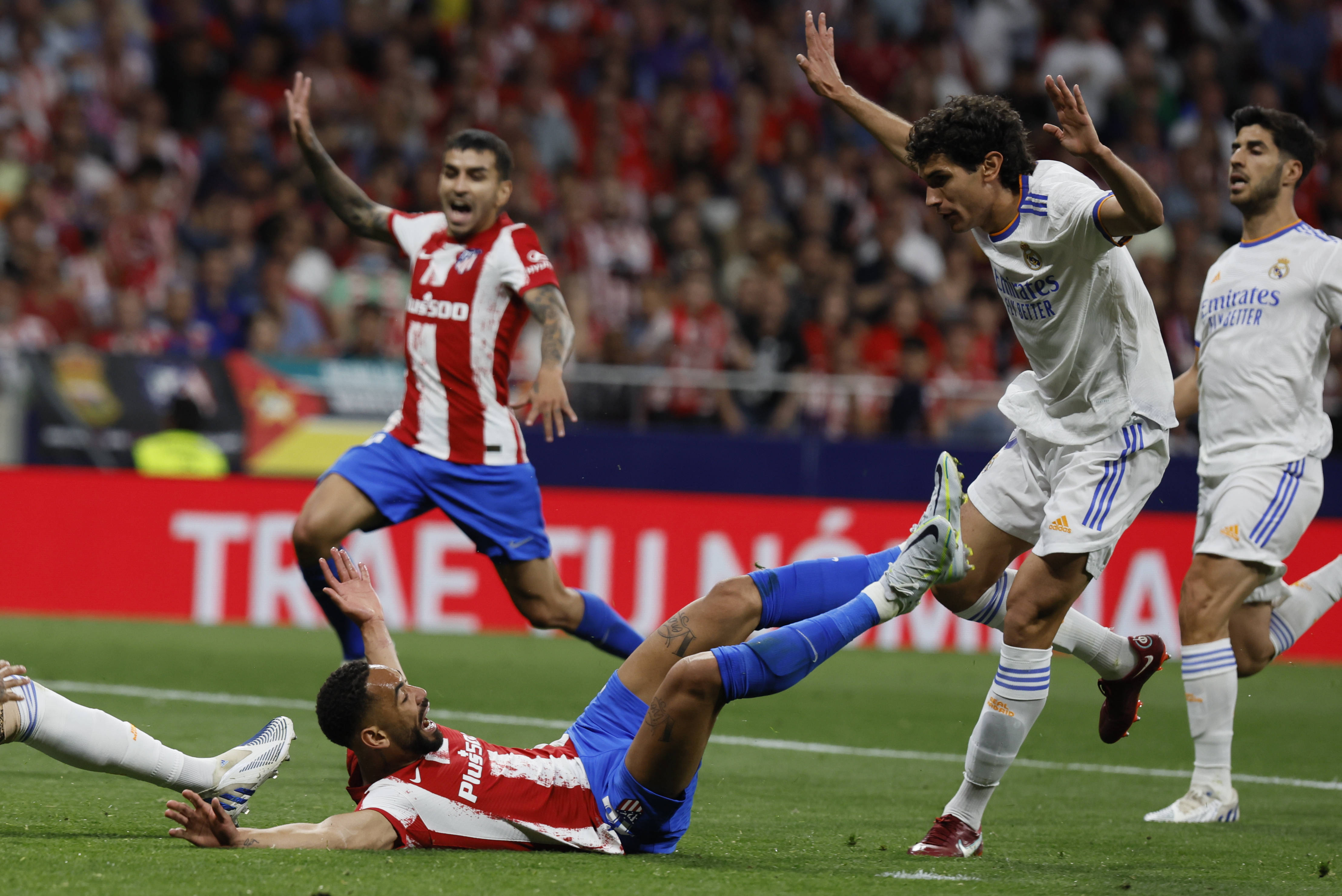 球星风采无限，西甲比赛场面热闹非凡