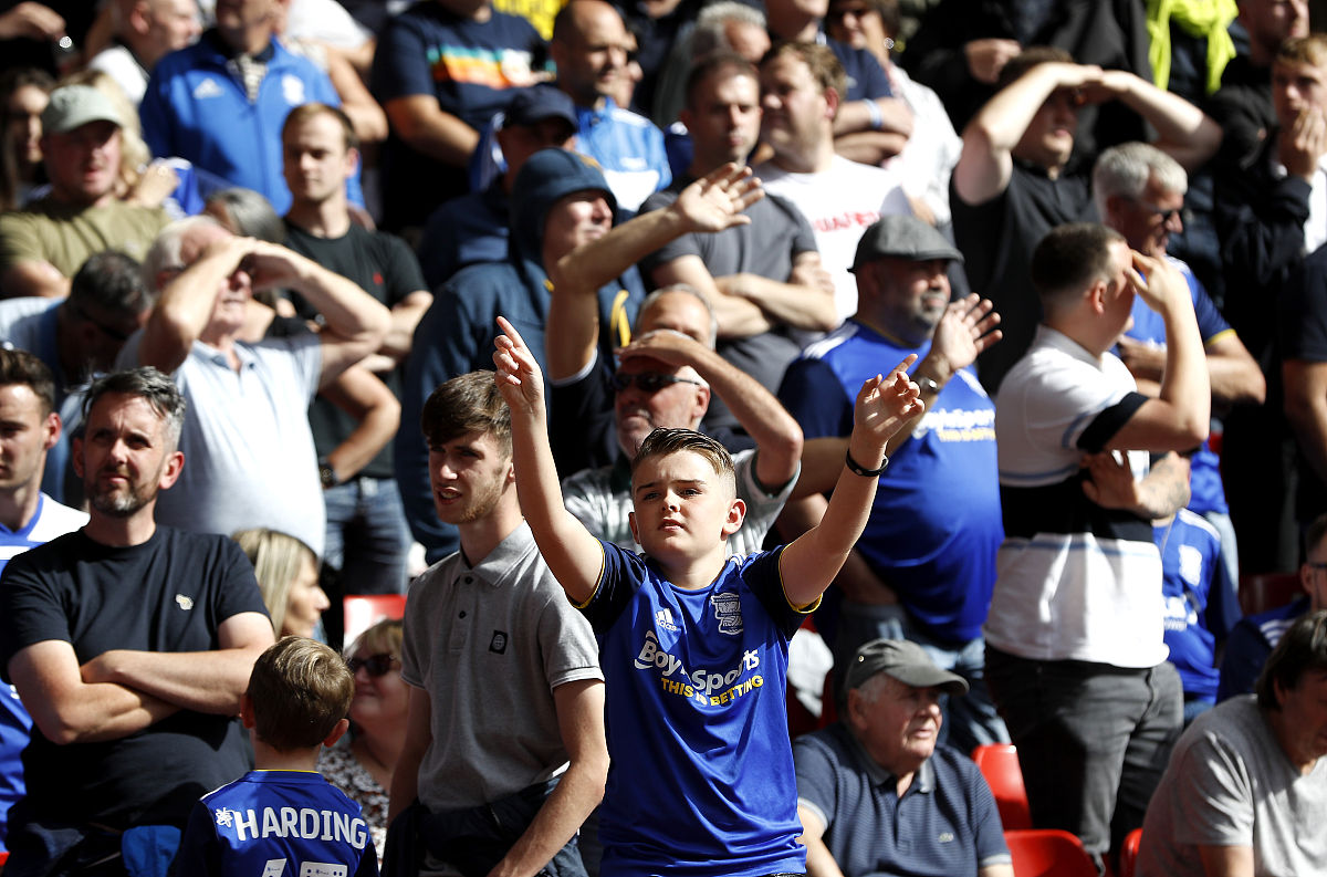 球员们在场上展现出色的技术表现