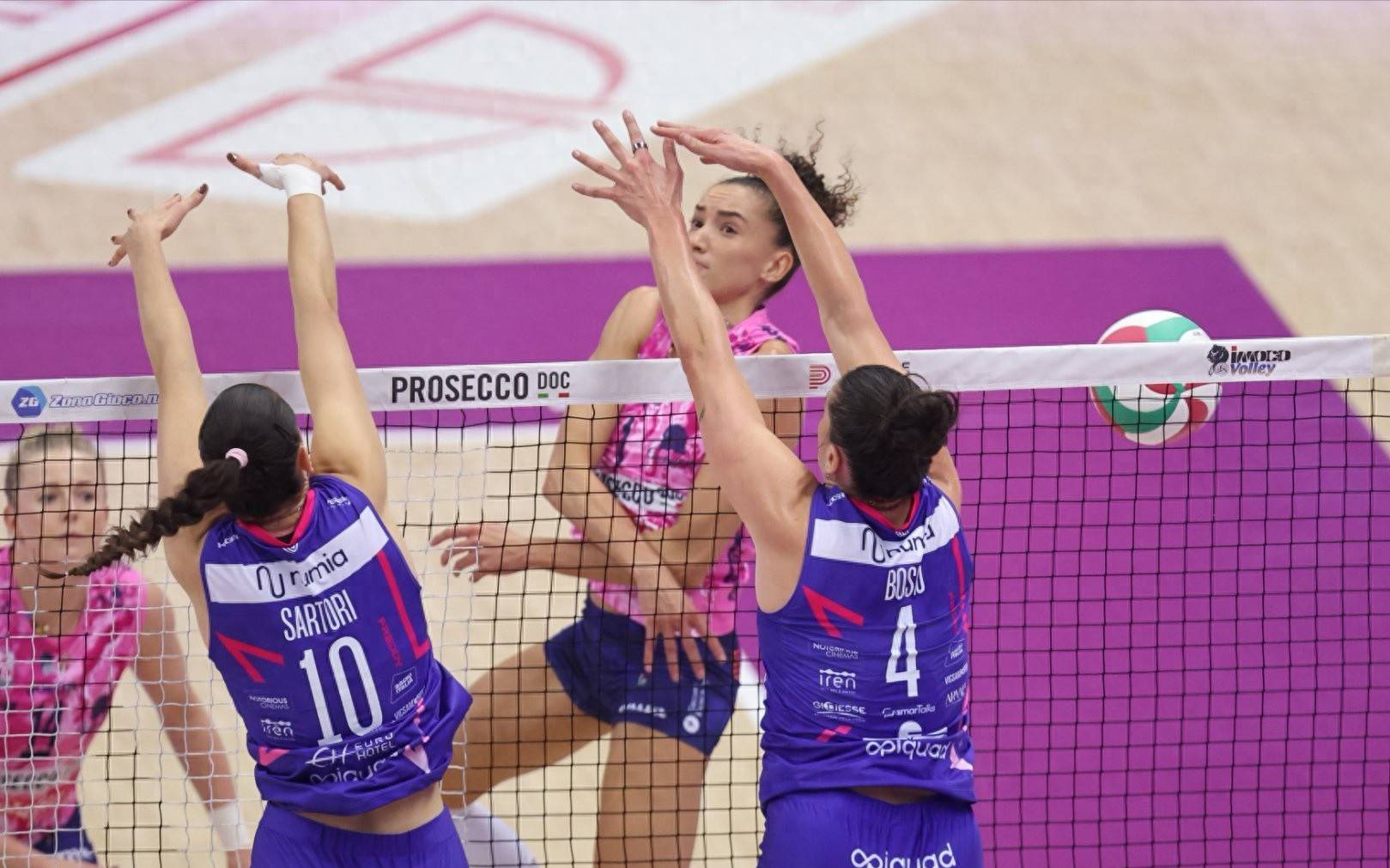 美国女排豪取八连胜，晋级半决赛